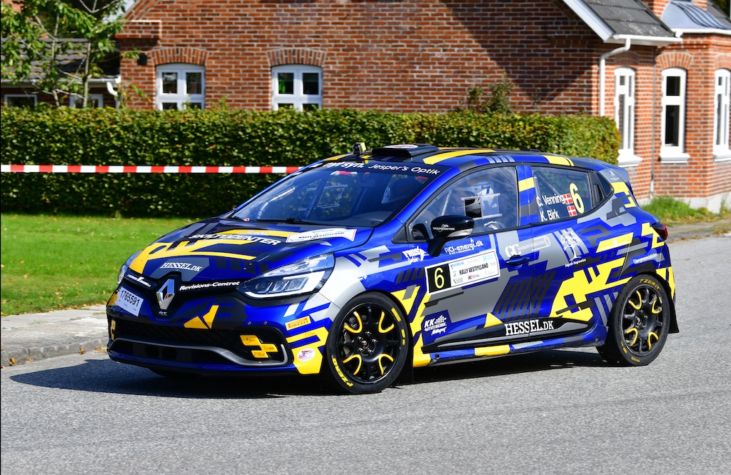 Casper Venning og Kristian Birk Hansen havde i Rally Vestjylland et tæt opgør med Lasse Karlshøj og Jacob Madsen, men fører fortsat på point i det samlede regnskab for RC4-klassen og er desuden på en delt tredjeplads i Dansk Super Rally 2024.
(Foto: Morten Dam - autoMOTIV/specialpress)
